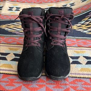 Merrell Women's size 9 Black w/ Burgandy  detail Winter Boots